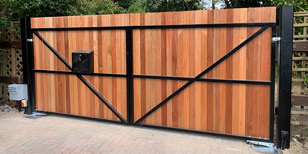 wooden-electric-gates-with-metal-reinforcement