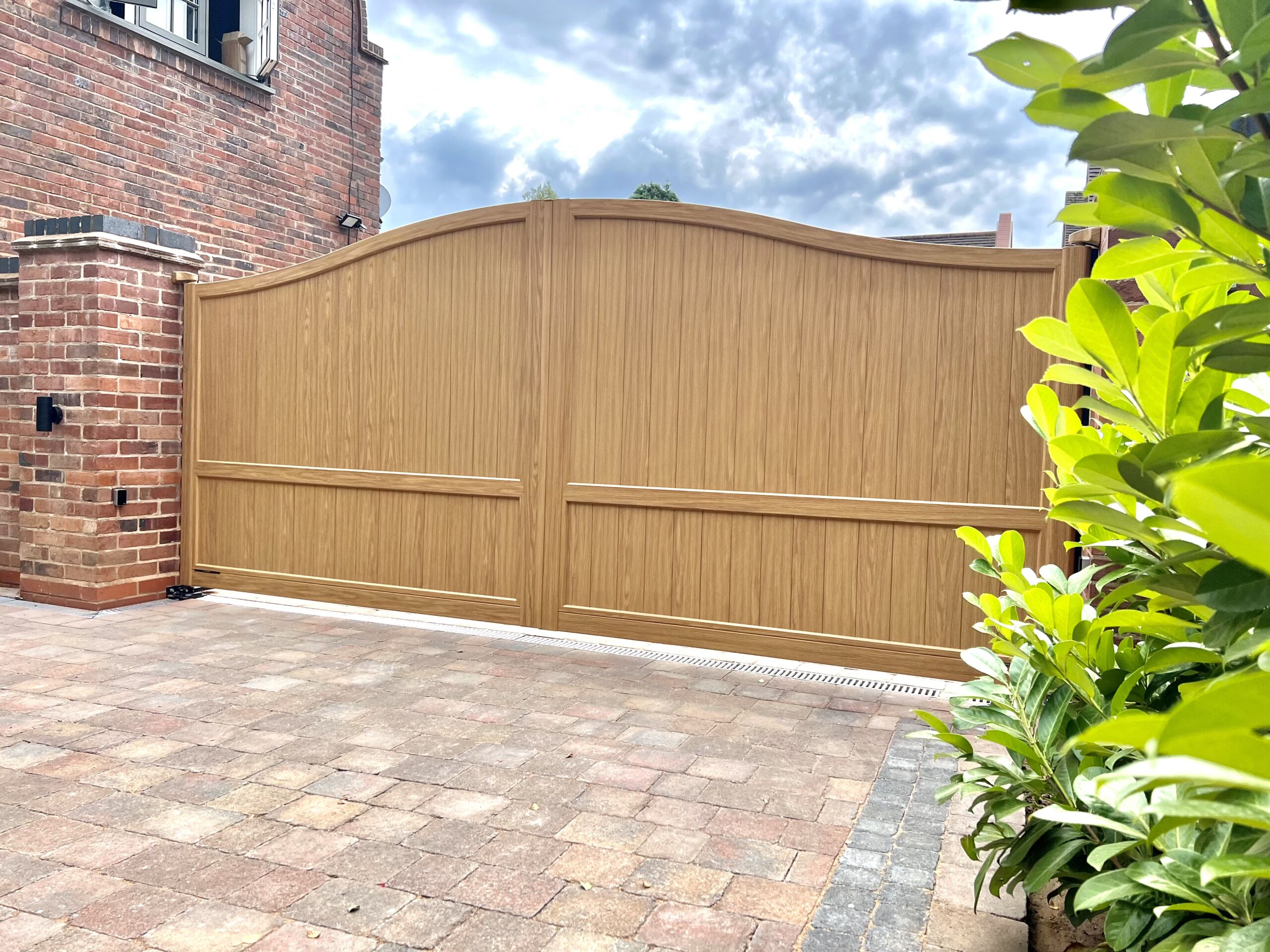 woodgrain-aluminium-gates